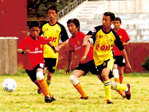 On August 3rd,2003,the teenage football champion (under 13 years) was held in TAR.team and Chamdu team.