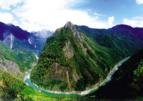 The big mountain surrounding by Yarlong Tsangpo Grand Canyon.