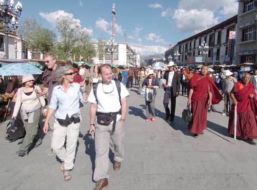 Tourists from both home and overseas are visiting the Barkor Street.